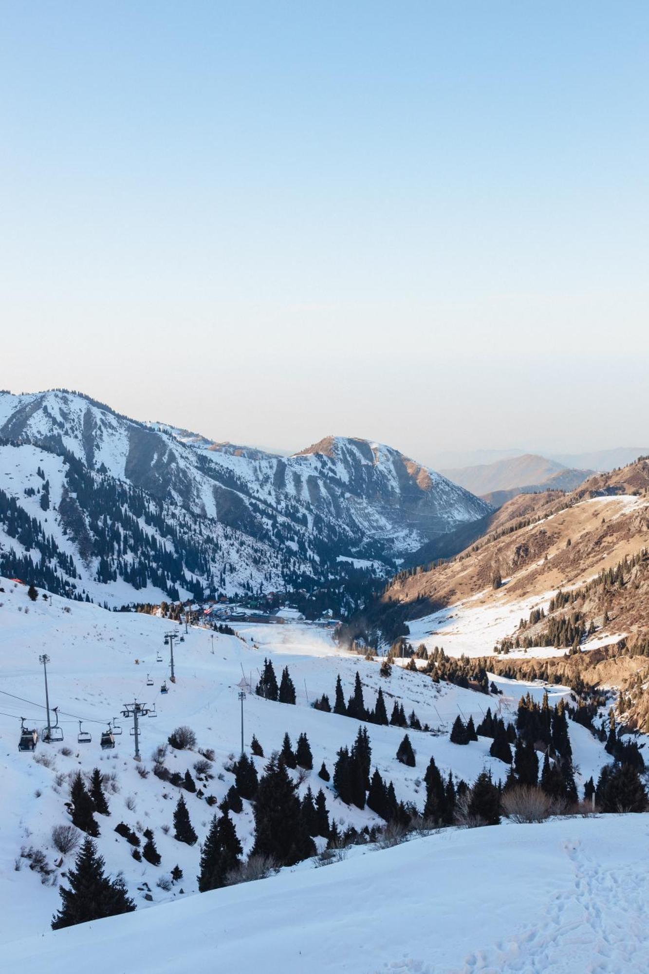 Le Mont Hotell Alma-Ata Exteriör bild